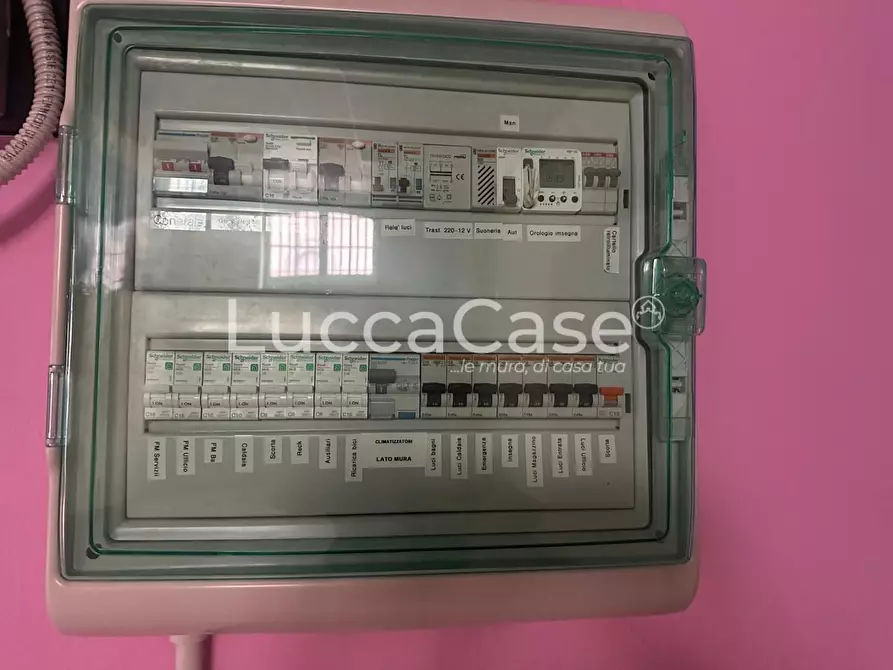 Immagine 16 di Locale commerciale in affitto  a Lucca