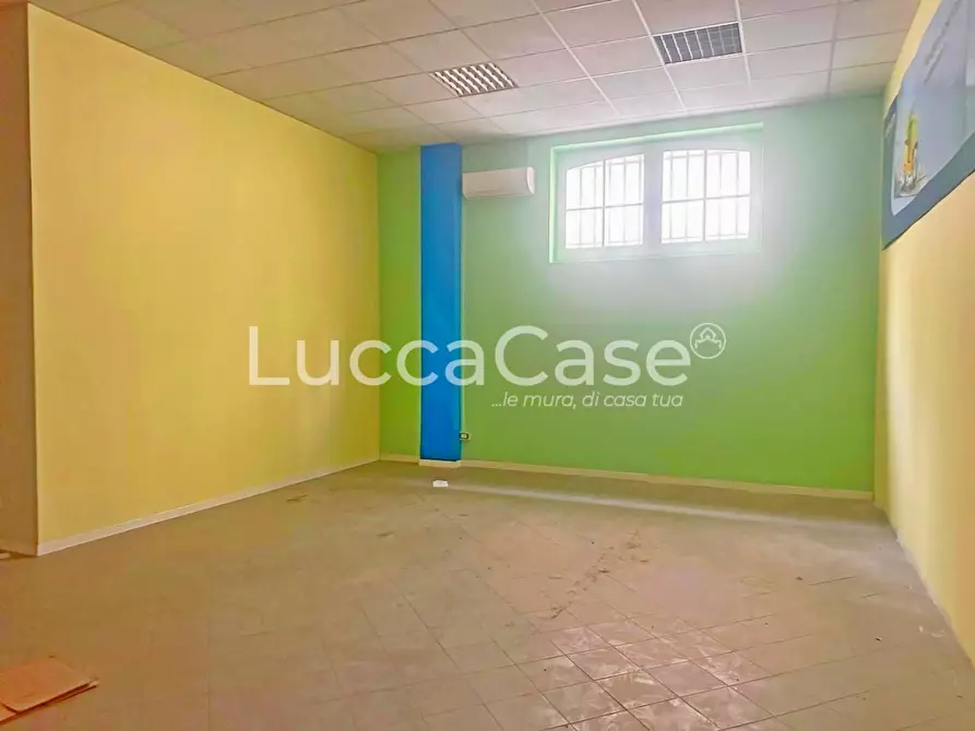 Immagine 5 di Locale commerciale in affitto  a Lucca