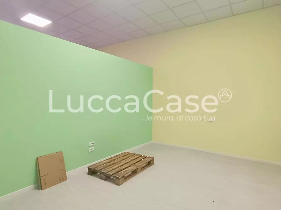 Immagine 8 di Locale commerciale in affitto  a Lucca