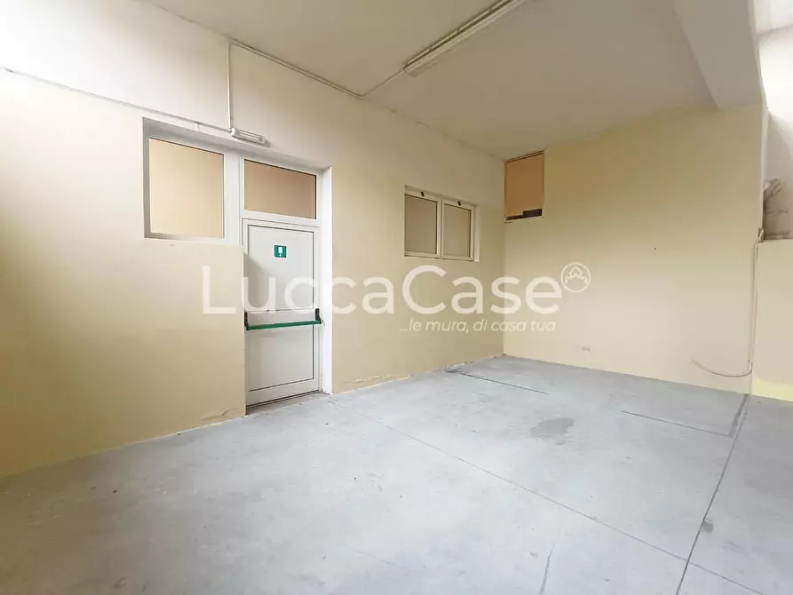 Immagine 6 di Locale commerciale in affitto  a Lucca