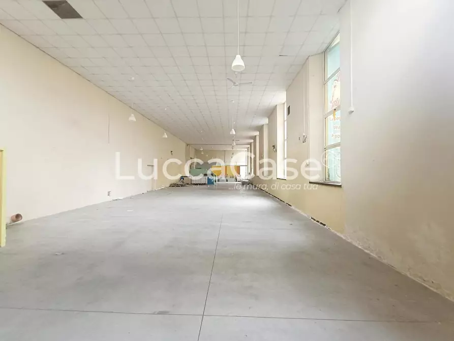Immagine 4 di Locale commerciale in affitto  a Lucca
