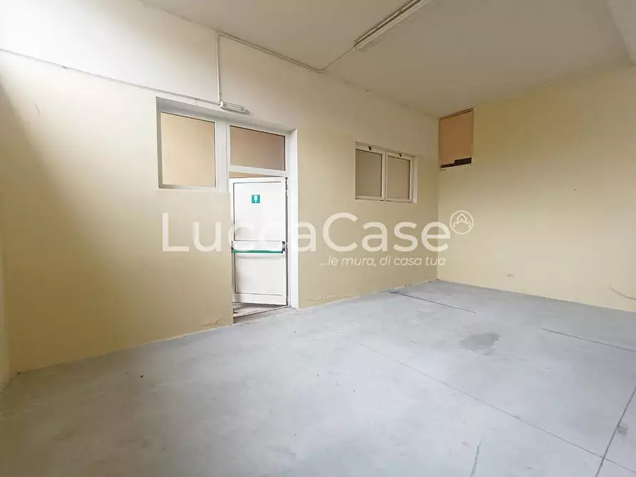 Immagine 7 di Locale commerciale in affitto  a Lucca