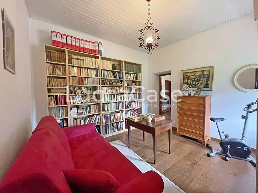 Immagine 27 di Casa colonica in vendita  a Lucca