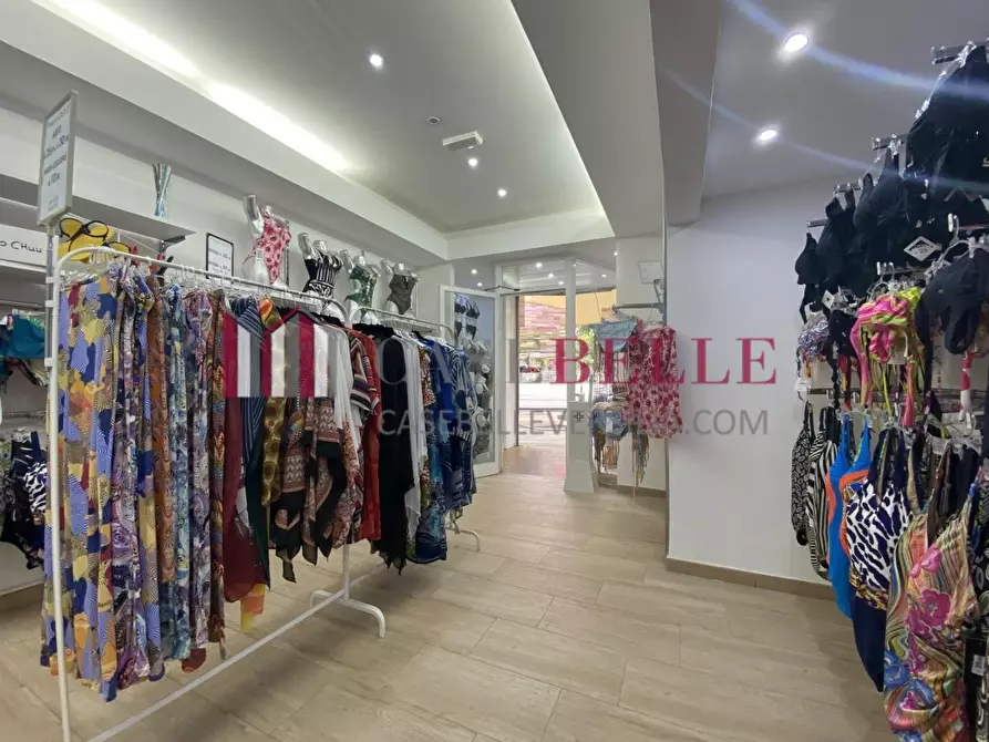 Immagine 1 di Attività commerciale in vendita  a Camaiore