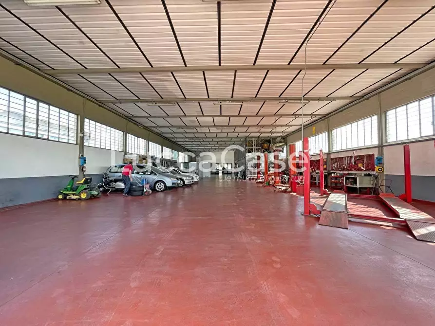 Immagine 10 di Attività artigianale in vendita  a Lucca