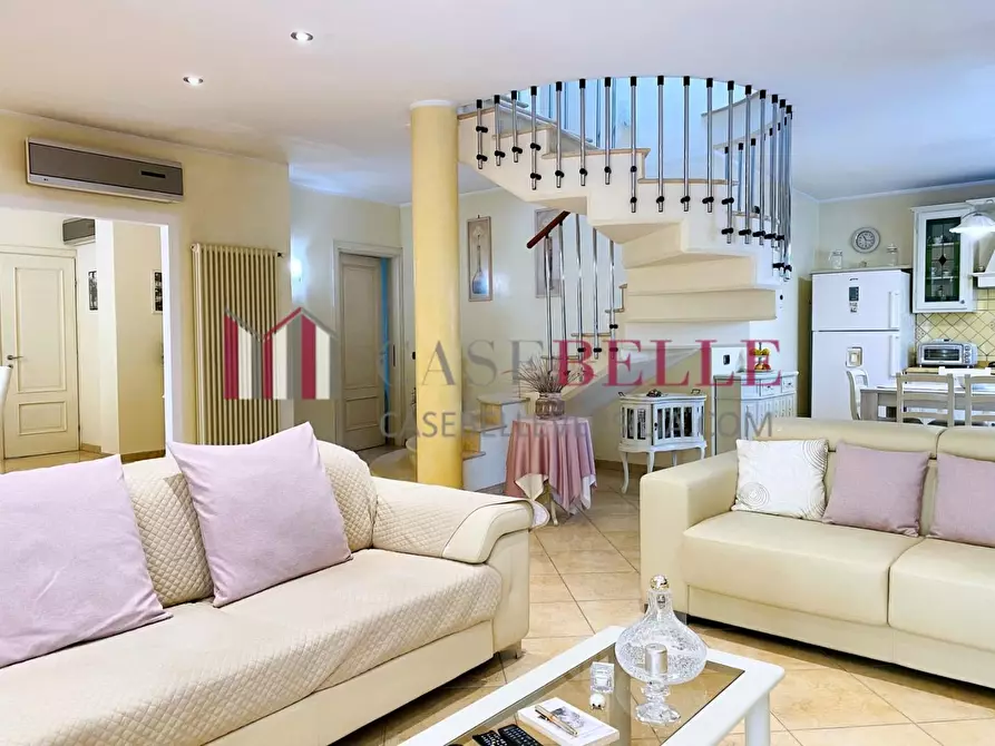 Immagine 6 di Villa in vendita  a Viareggio
