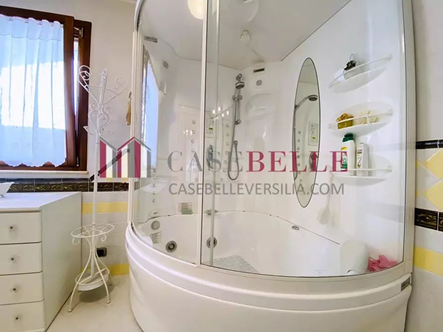 Immagine 43 di Villa in vendita  a Viareggio