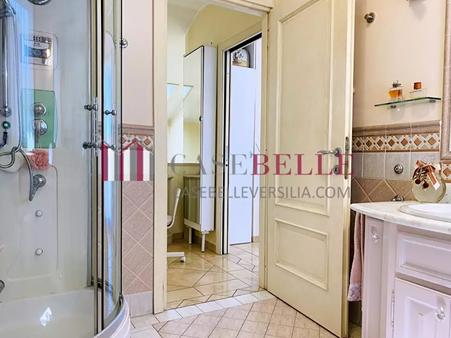 Immagine 66 di Villa in vendita  a Viareggio