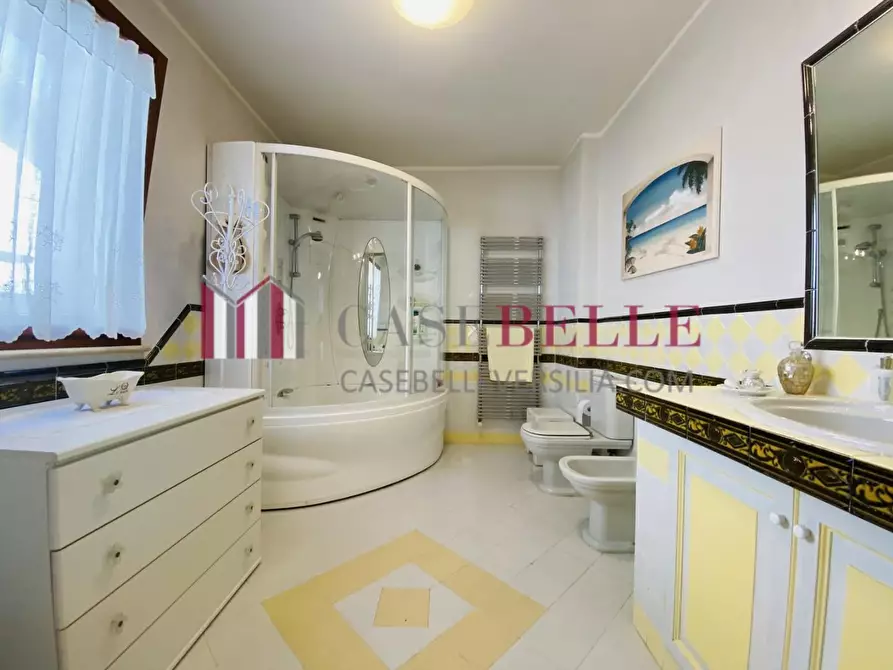 Immagine 42 di Villa in vendita  a Viareggio