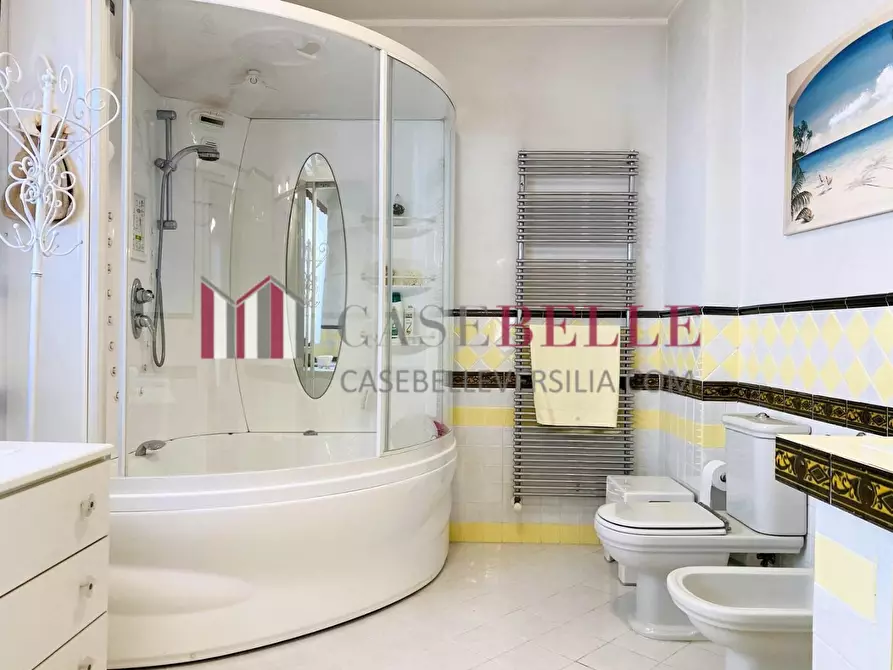 Immagine 41 di Villa in vendita  a Viareggio