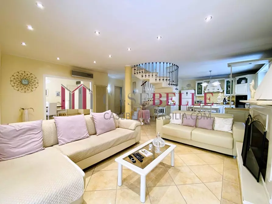 Immagine 7 di Villa in vendita  a Viareggio
