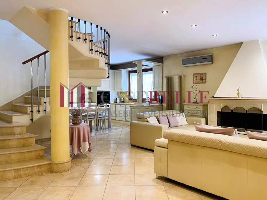 Immagine 3 di Villa in vendita  a Viareggio