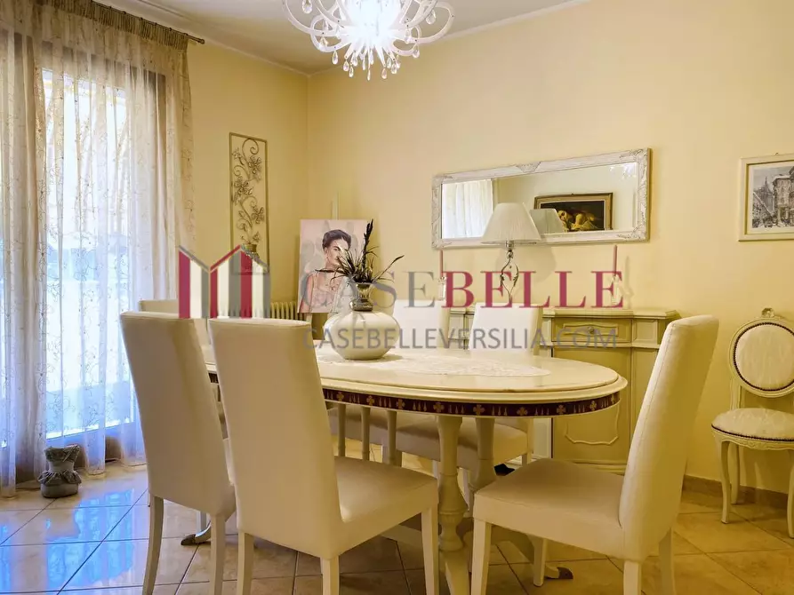 Immagine 18 di Villa in vendita  a Viareggio
