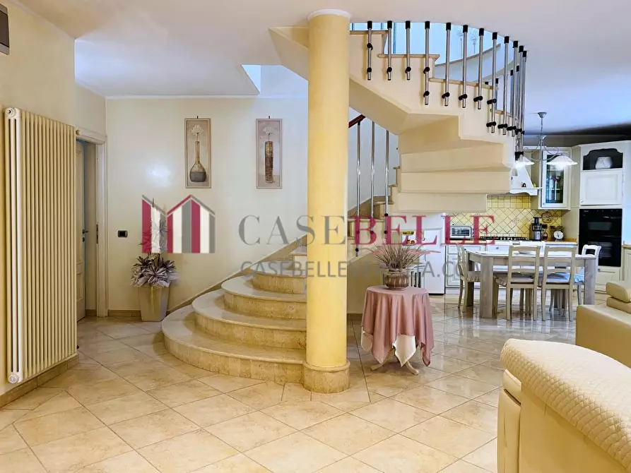 Immagine 2 di Villa in vendita  a Viareggio