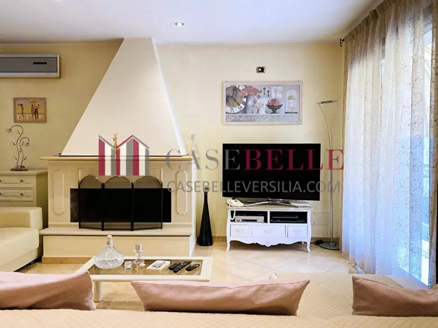 Immagine 4 di Villa in vendita  a Viareggio