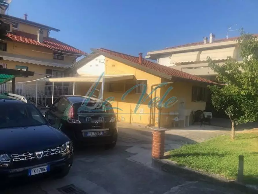 Immagine 5 di Casa bifamiliare in vendita  a Massa