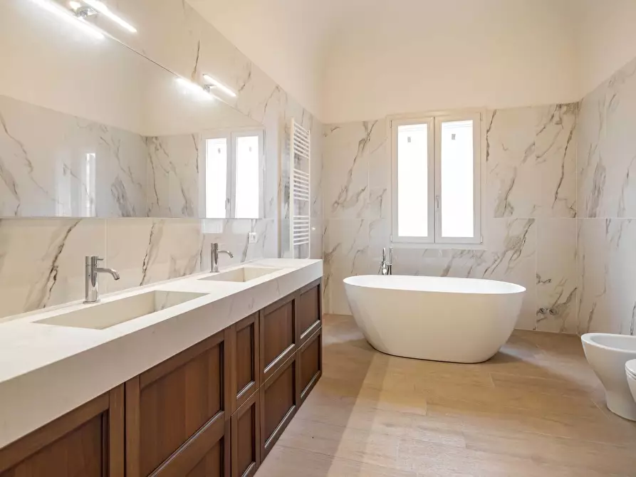 Immagine 1 di Villa in vendita  a Cascina