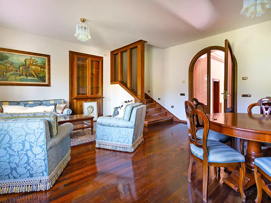 Immagine 1 di Villa in vendita  a Pisa