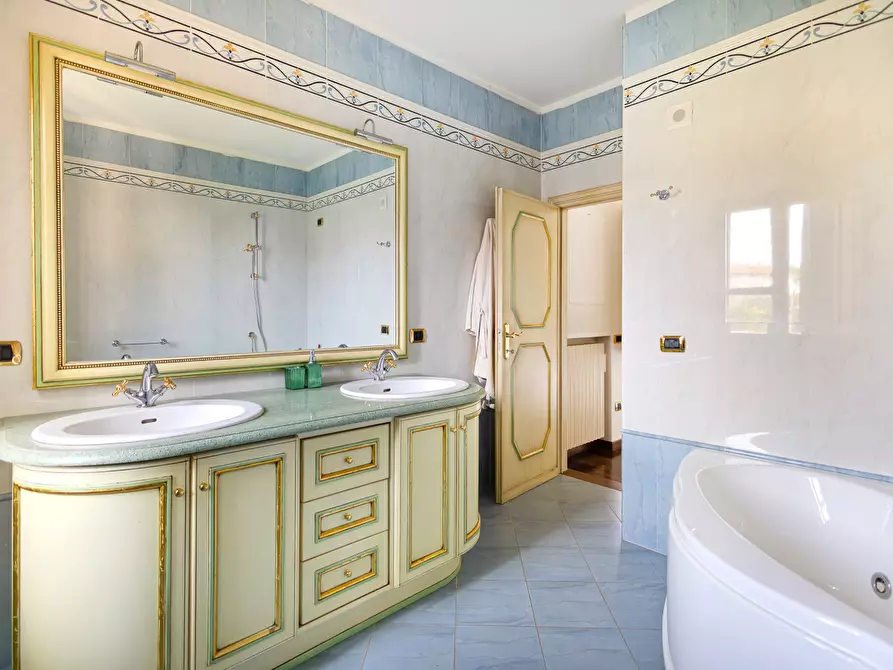 Immagine 25 di Villa in vendita  a Pisa