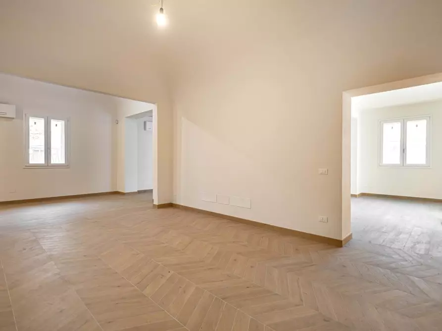 Immagine 10 di Villa in vendita  a Cascina