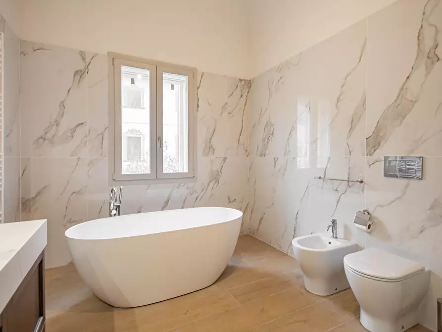 Immagine 2 di Villa in vendita  a Cascina