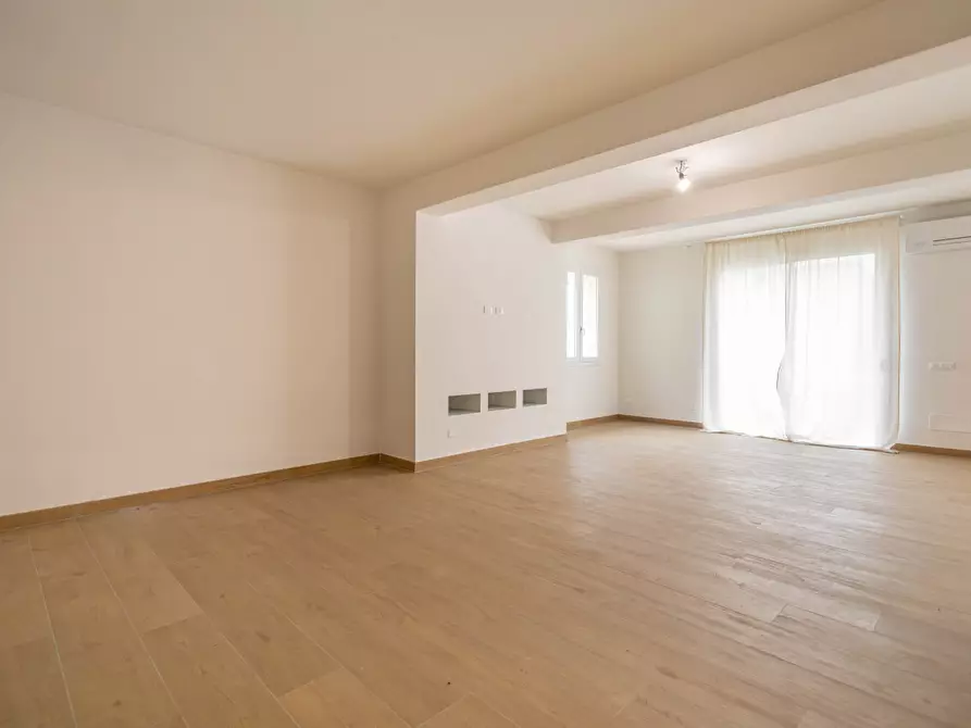 Immagine 12 di Villa in vendita  a Cascina