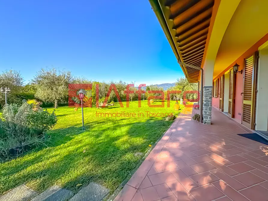 Immagine 12 di Villa in vendita  a Massa E Cozzile