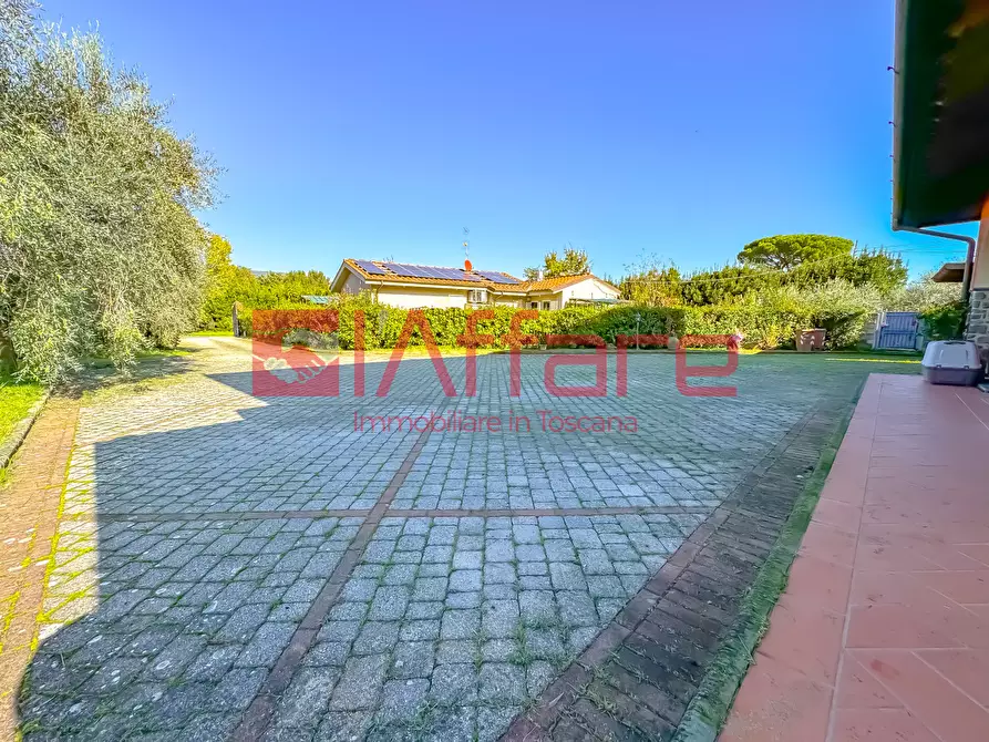 Immagine 8 di Villa in vendita  a Massa E Cozzile