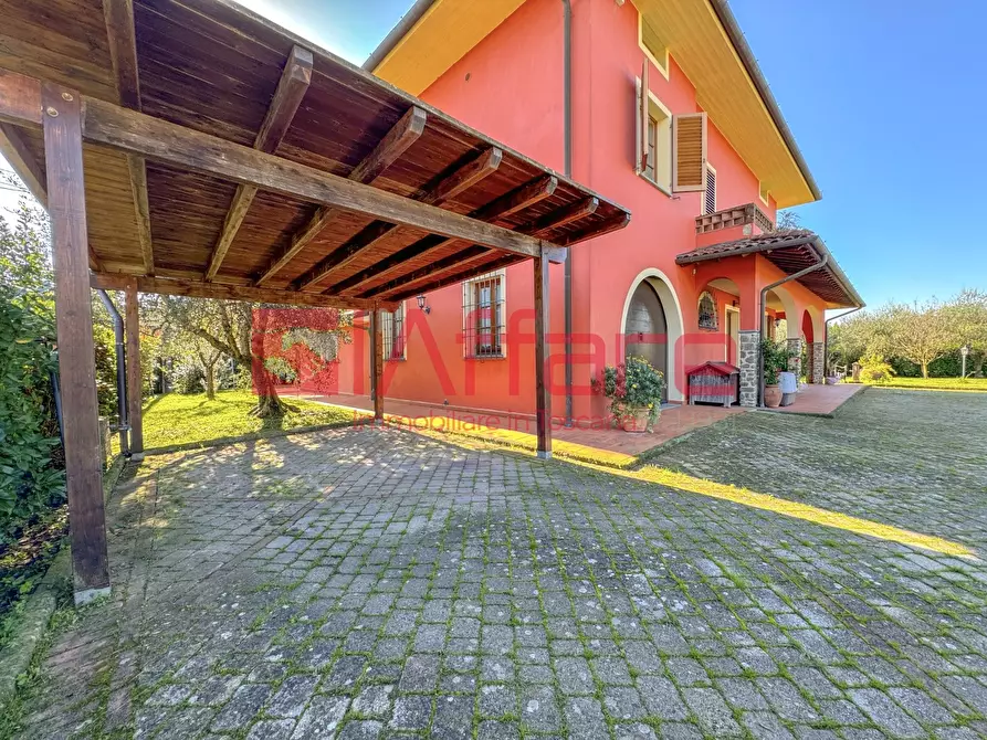 Immagine 2 di Villa in vendita  a Massa E Cozzile