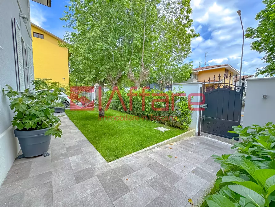 Immagine 2 di Villa in vendita  a Montecatini Terme