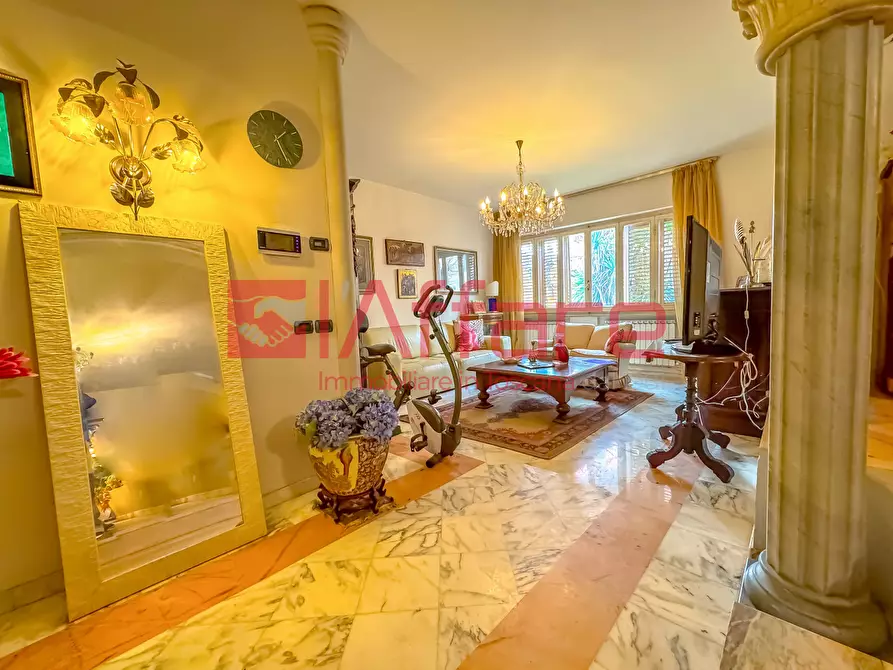 Immagine 30 di Villa in vendita  a Montecatini Terme