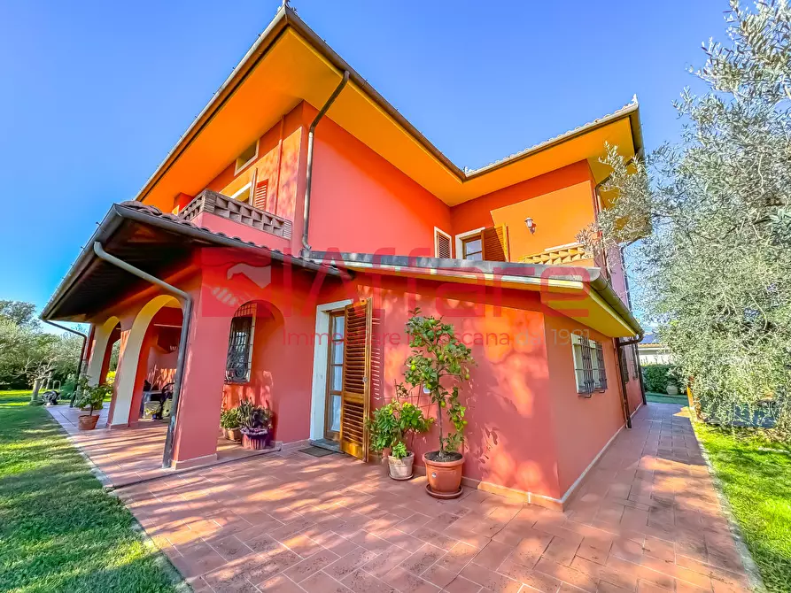 Immagine 17 di Villa in vendita  a Massa E Cozzile
