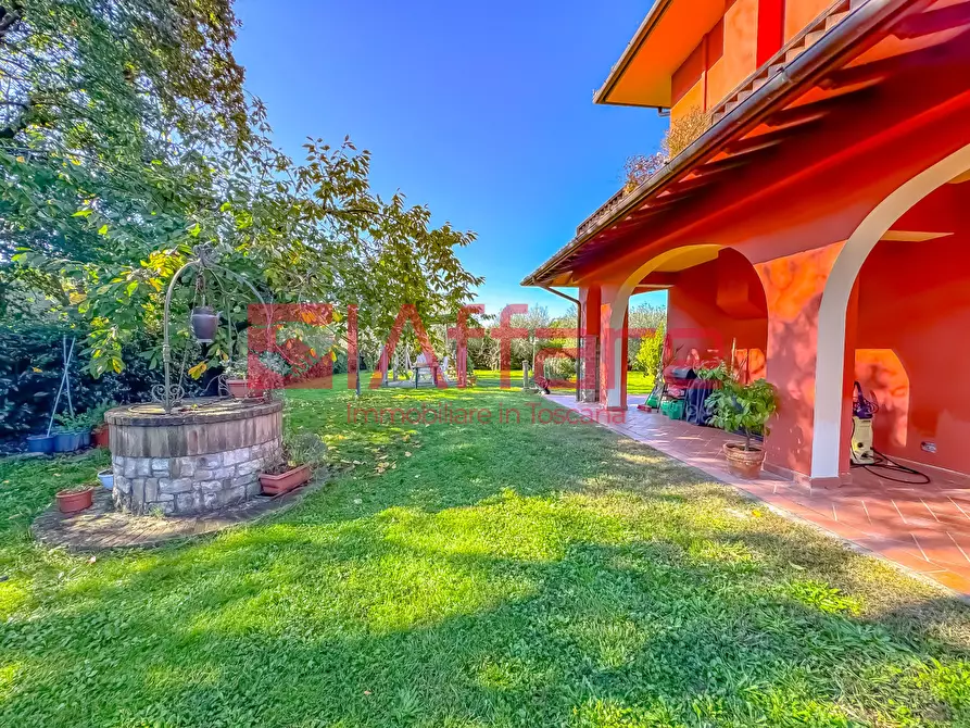 Immagine 10 di Villa in vendita  a Massa E Cozzile