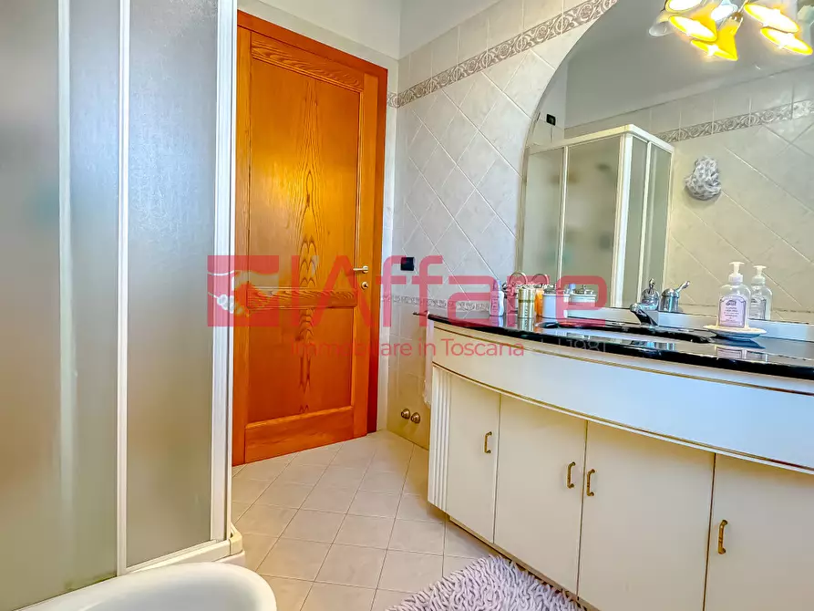 Immagine 47 di Villa in vendita  a Massa E Cozzile