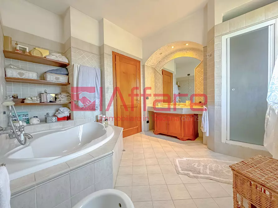 Immagine 49 di Villa in vendita  a Massa E Cozzile