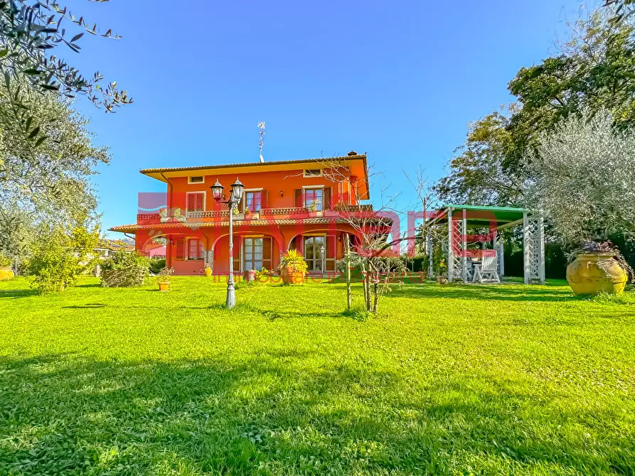 Immagine 16 di Villa in vendita  a Massa E Cozzile