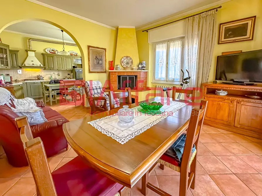 Immagine 2 di Villa in vendita  a Montecatini Terme