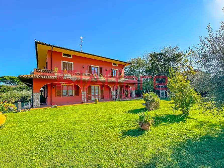 Immagine 15 di Villa in vendita  a Massa E Cozzile