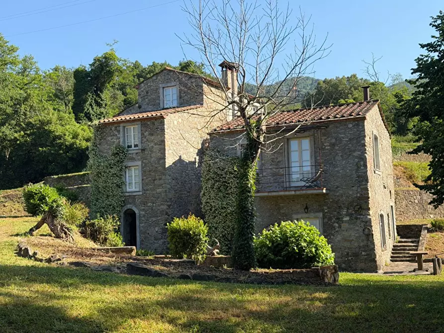 Immagine 1 di Casa colonica in vendita  a Castelnuovo Magra