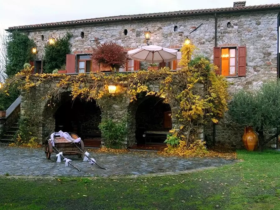 Immagine 1 di Villa in vendita  a Villafranca In Lunigiana