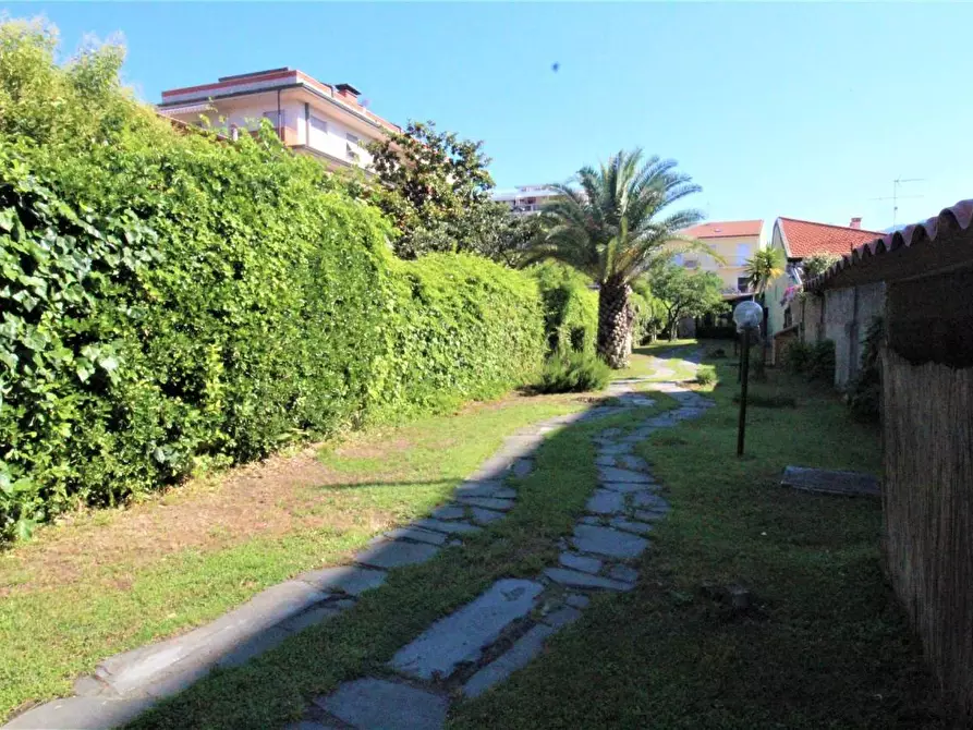 Immagine 25 di Villa in vendita  a Carrara