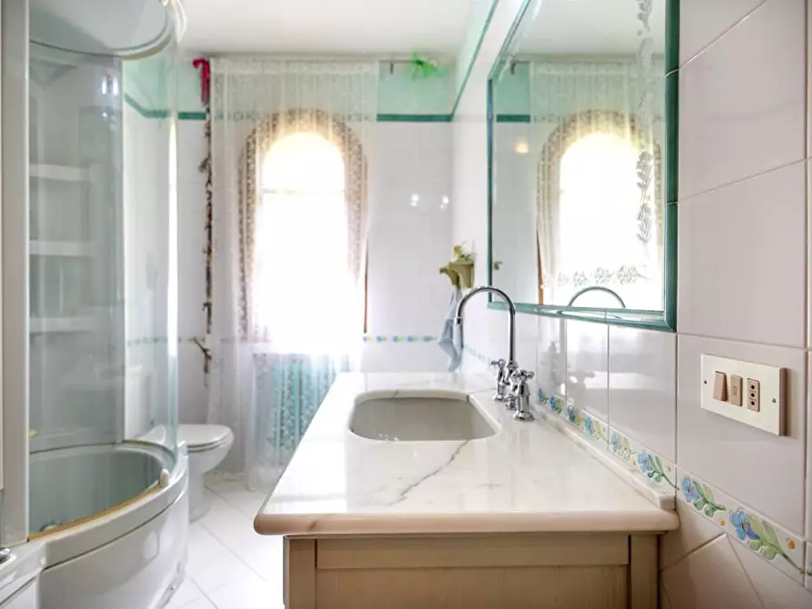 Immagine 5 di Villa in vendita  a Massa