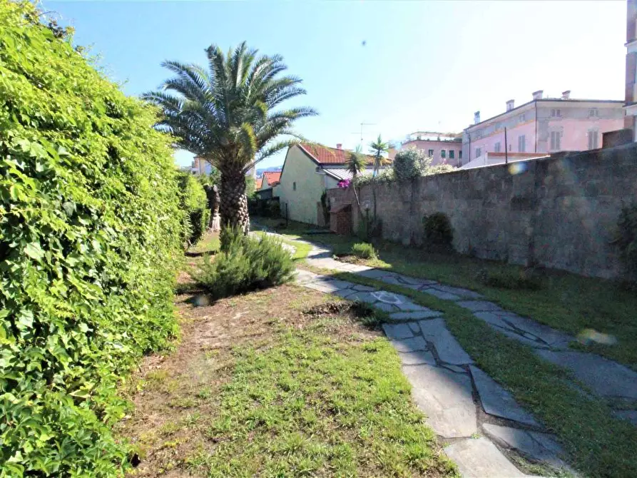 Immagine 12 di Villa in vendita  a Carrara