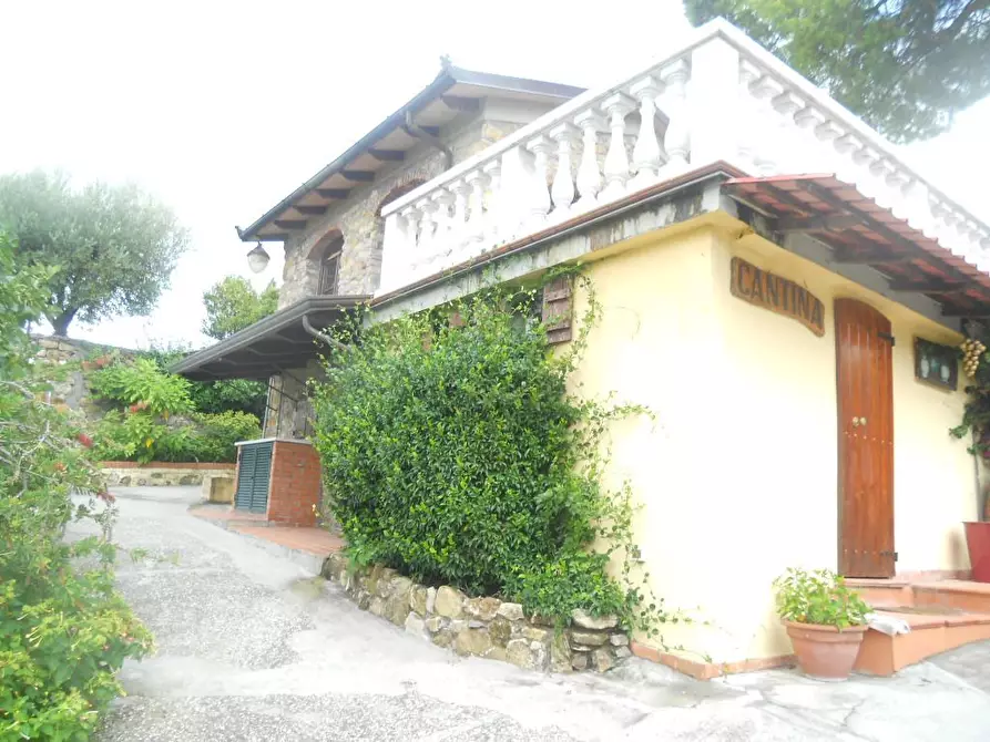 Immagine 7 di Villa in vendita  a Castelnuovo Magra
