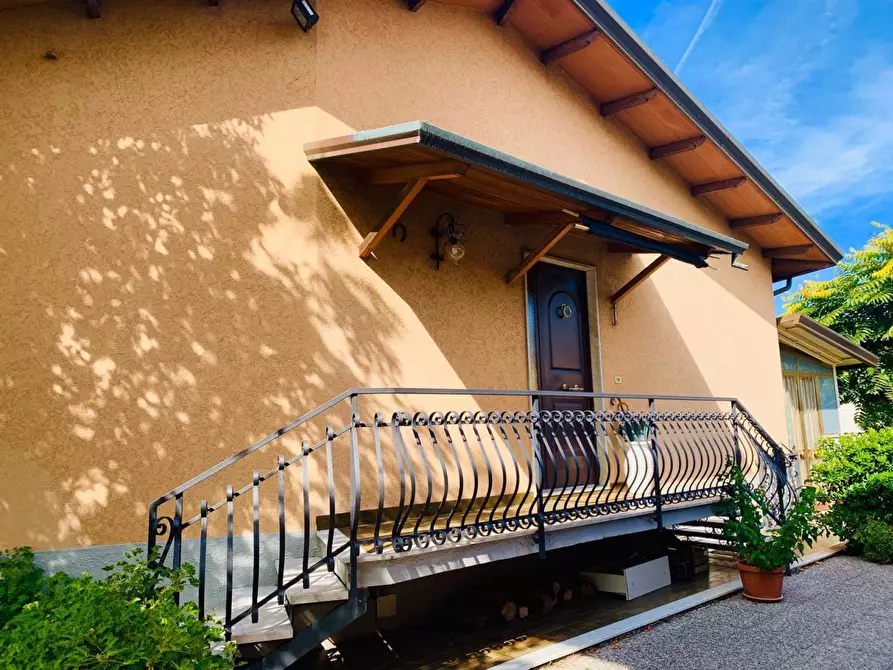 Immagine 1 di Villa in vendita  a Castelnuovo Magra