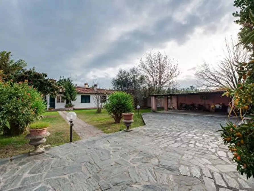 Immagine 28 di Villa in vendita  a Carrara