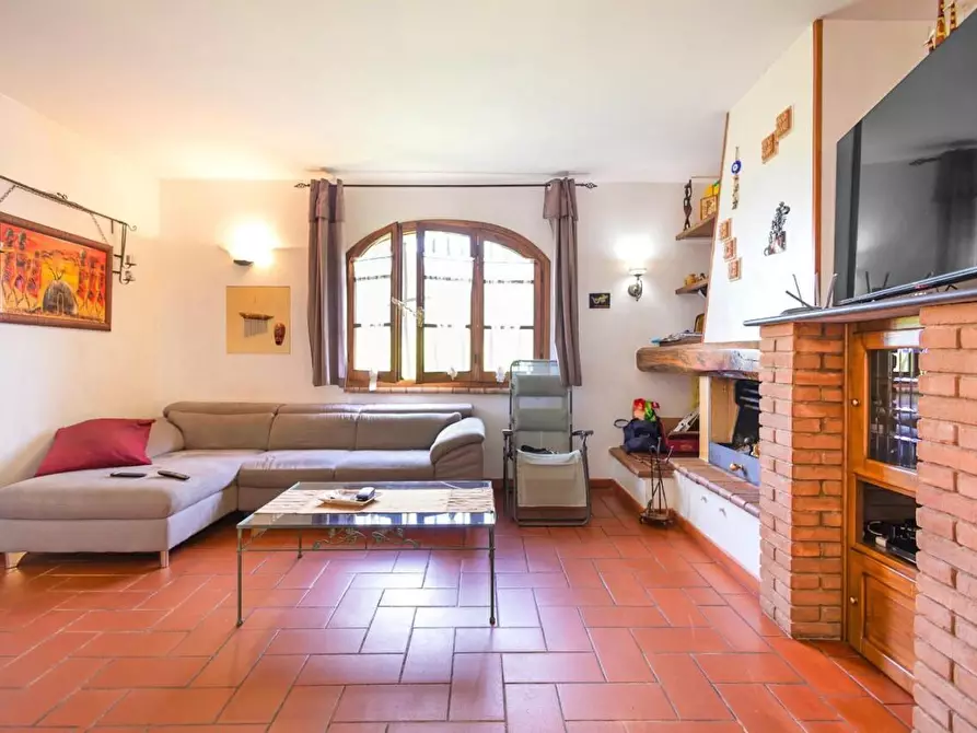 Immagine 2 di Villa in vendita  a Massa