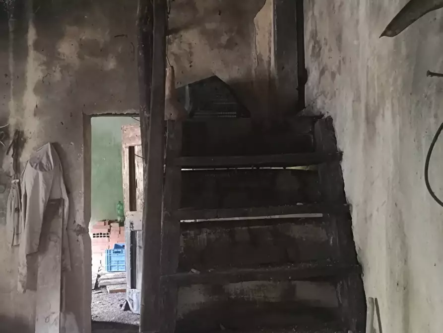 Immagine 8 di Rustico / casale in vendita  a Ortonovo