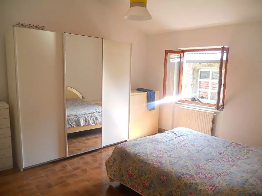 Immagine 2 di Casa semindipendente in vendita  a Ortonovo