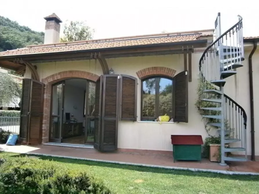 Immagine 1 di Villa in vendita  a Ameglia
